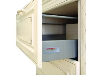 Стол с 3 ящиками (с системой плавного закрывания) Милана 23.90 Сосна Астрид/Ваниль