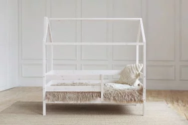 Кровать-домик в колерованном масле