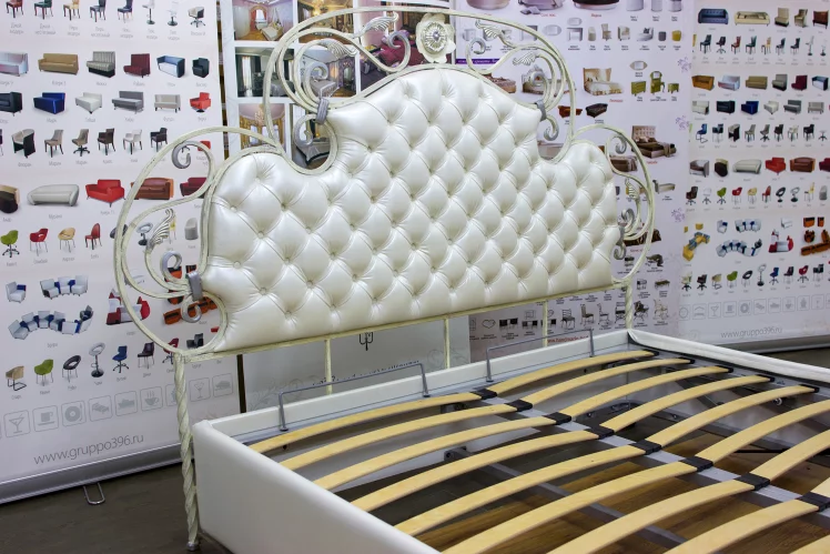 Кровать Аргеста кованая с мягкими царгами Exotica и две тумбочки_2